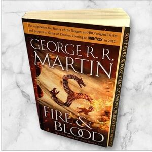 George R.R.Martin Fire & Blood paperback 2020 ( slight water damaged. Corner